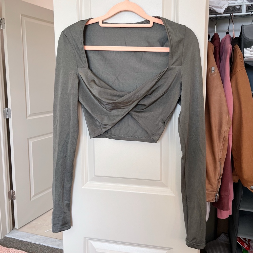 Long-Sleeve green crop top